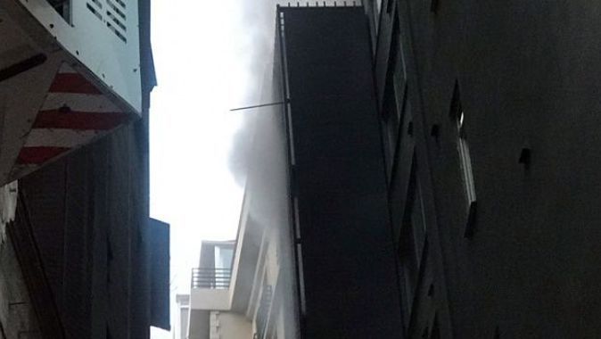 Karaköy&#039;de 9 katlı otelde yangın paniği