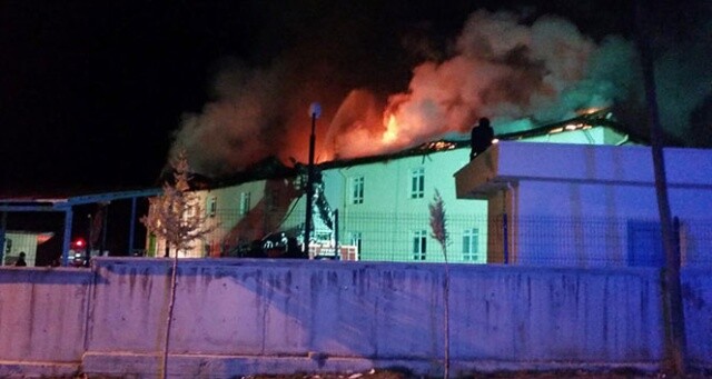 Karaman&#039;da hastane çatısında çıkan yangın güçlükle kontrol altına alındı
