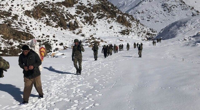 Karda yürüyen kaçakçılar av tüfekleri ile yakalandı