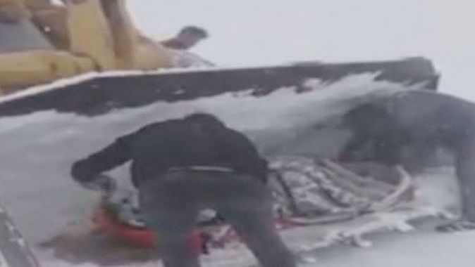 Kars’ta tipide mahsur kalan bir kişi iş makinesiyle kurtarıldı