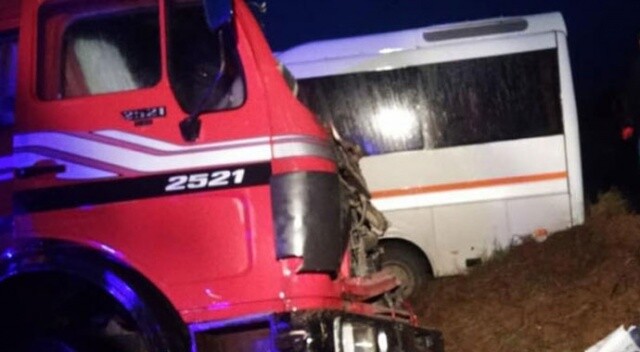 Öğrenci servisi ile kamyon çarpıştı: 15 yaralı