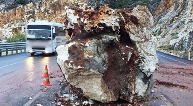 Tonlarca ağırlıkta dev kaya yola devrildi