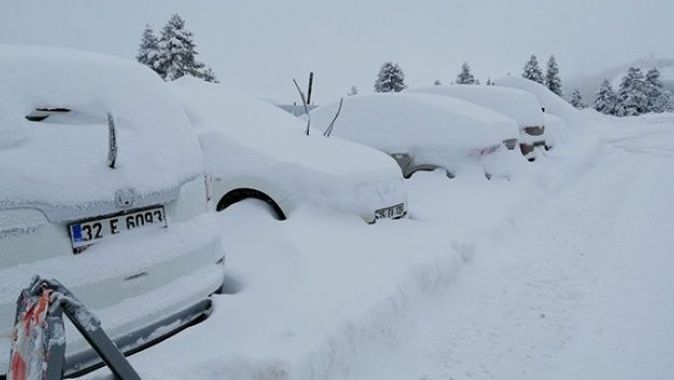 Uludağ&#039;da yoğun kar... Otomobiller kayboldu