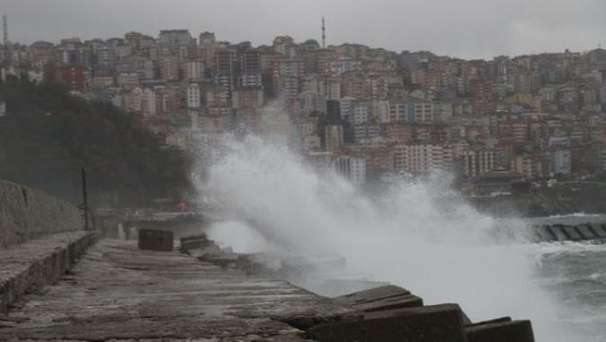 Zonguldak’ta kuvvetli fırtına! Dalgalar 7 metreyi aştı