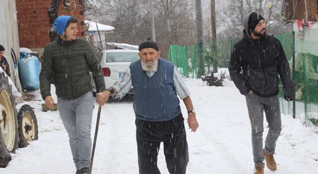 91 yaşındaki adam karda sokakta kısa kollu gömlekle geziyor