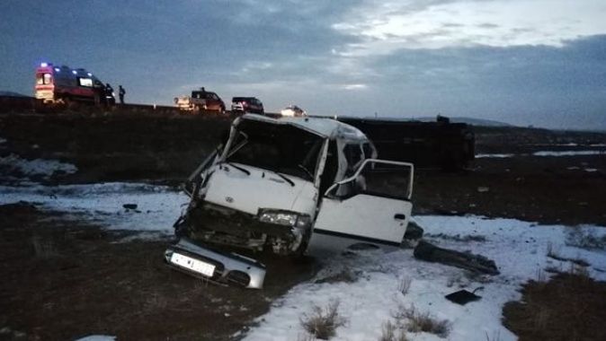 Aksaray&#039;da öğrenci servisi ile minibüs çarpıştı: 21 yaralı