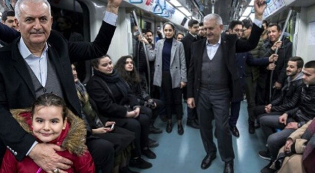 Binali Yıldırım, Marmaray&#039;a binip yolcularla sohbet etti
