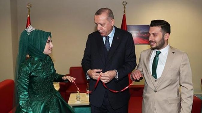 Cumhurbaşkanı Erdoğan bir çiftin nişan yüzüklerini taktı