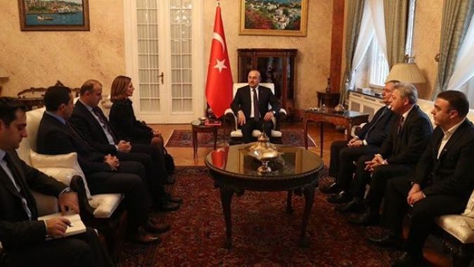 Dışişleri Bakanı Çavuşoğlu, Romanya&#039;da Türk iş dünyası temsilcileri ile görüştü