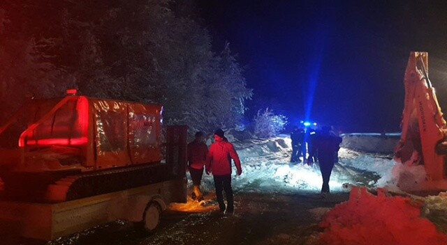 Düzce&#039;de karda mahsur kalan pazarcıları ekipler kurtardı