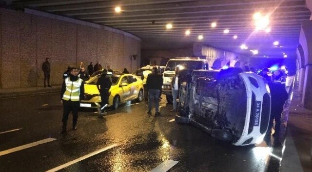 İstanbul&#039;da taksi kovalayan polis aracı devrildi: 2 polis yaralı