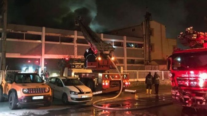 İzmir&#039;de korkutan fabrika yangını