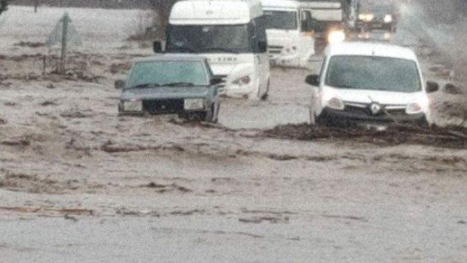 İzmir&#039;de Tire-Belevi karayolu sel nedeniyle trafiğe kapandı