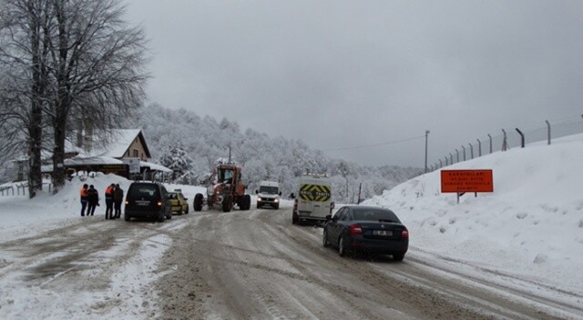 Kütahya Domaniç&#039;te kar yağışı, sürücülere zor anlar yaşatıyor
