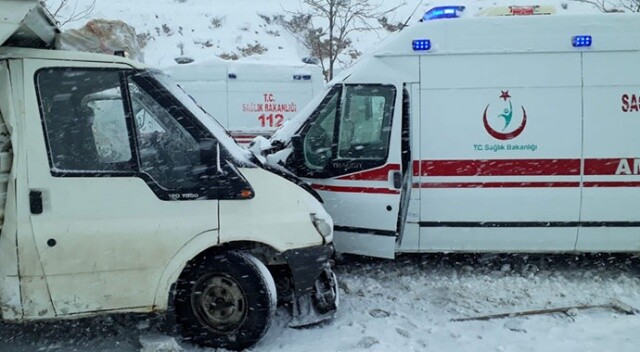 Malatya&#039;da ambulans ile kamyonet çarpıştı: 4 yaralı