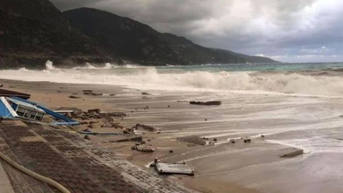 Ölüdeniz&#039;de sahile vuran dev dalgaları kulübeleri yıktı