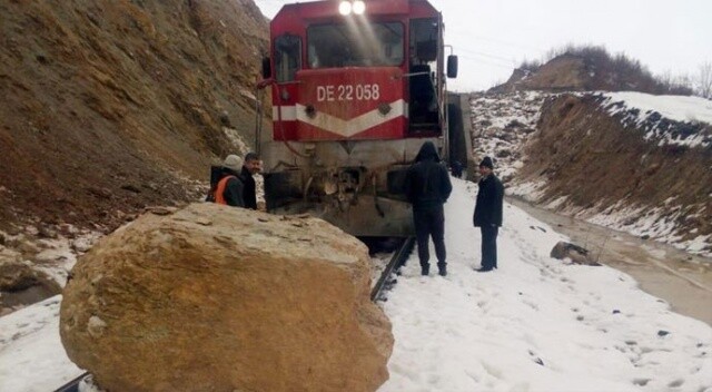 Palu&#039;da dağdan kopan kaya trene çarptı