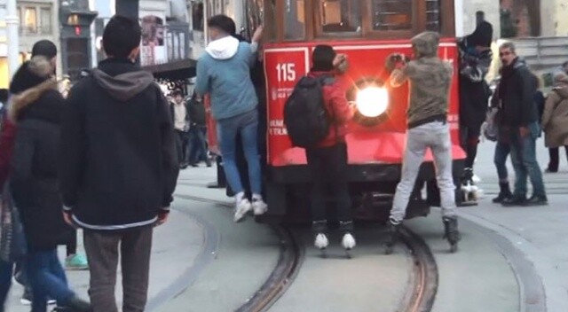 Patenli gençlerin Taksim&#039;de tehlikeli tramvay yolculuğu