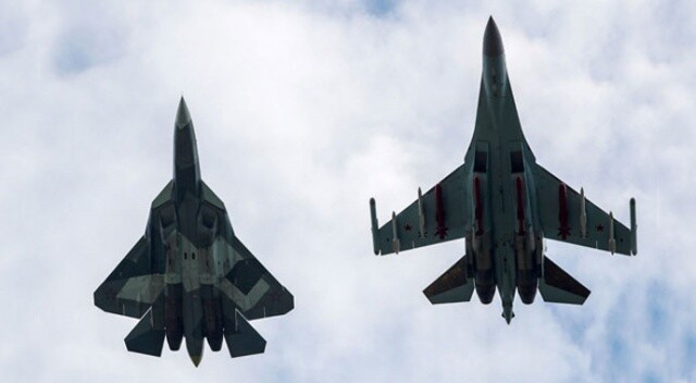 Rusya&#039;da 2 savaş uçağı havada çarpıştı