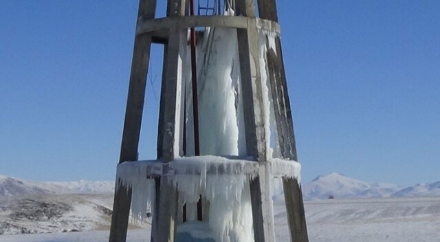 Su deposu buz kulesine dönüştü