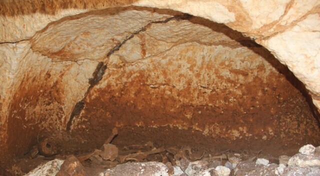 Yer altındaki mağarada 2 kaya mezarı bulundu