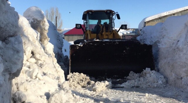 20 yılın en çetin kışını geçiren Karlıova’da karla mücadele