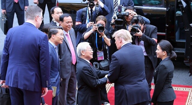 ABD Başkanı Trump Vietnam Devlet Başkanı Nguyen ile görüştü