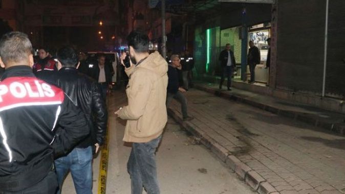 AK Parti seçim bürosuna molotoflu saldırı