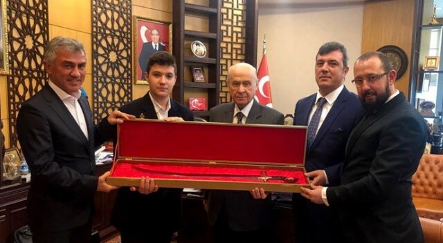 Devlet Bahçeli&#039;ye Osmanlı kılıcı hediye edildi