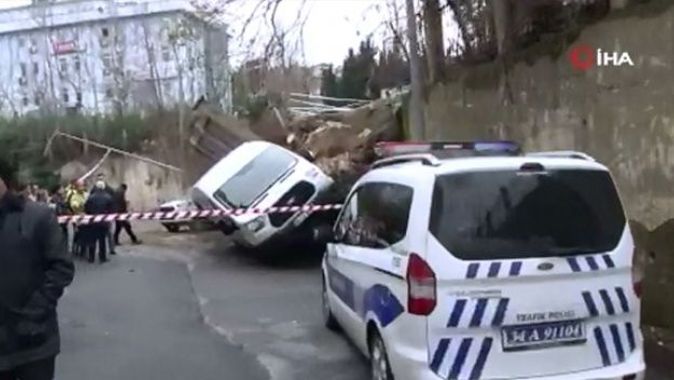 Beykoz&#039;da istinat duvarı çöktü: Araçlar çöken duvarın altında kaldı