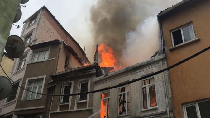 Beyoğlu&#039;nda yan yana bulunan iki apartmanda yangın çıktı