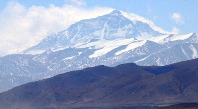 Çin, Everest dağını &#039;çöp&#039;nedeniyle turistlere kapattı