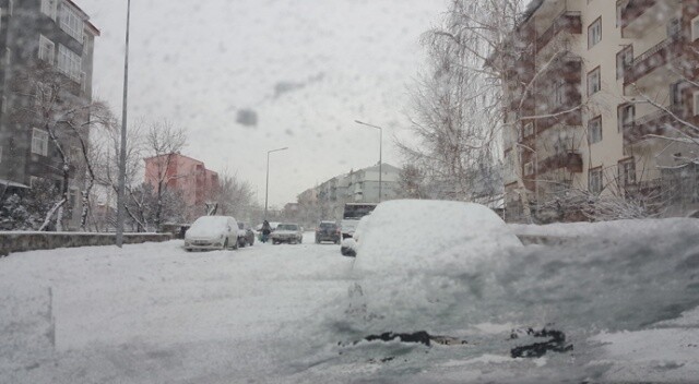 Doğu Anadolu&#039;da kar yağışı: 300 köy ve mahalle yolu kapandı