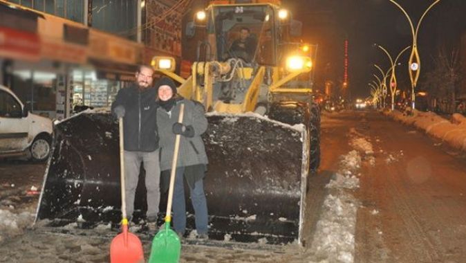 Dünyayı gezen Alman çift, Yüksekova’da kar çalışması yaptı