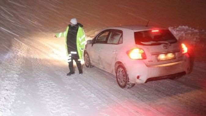 Erzincan&#039;da ulaşıma kar ve tipi engeli