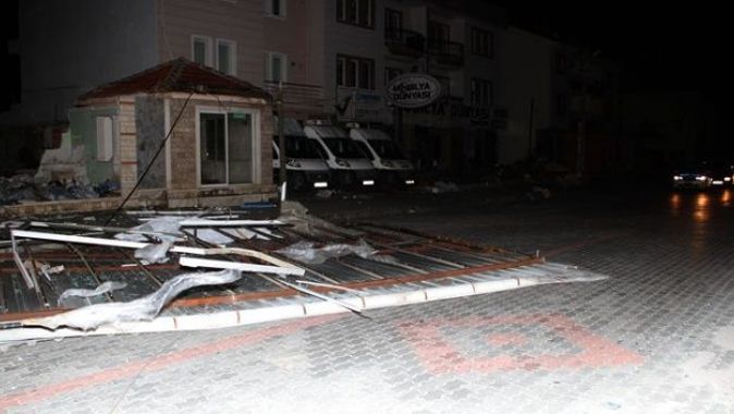 Fethiye&#039;de fırtına ağaçları devirdi, çatıları uçurdu