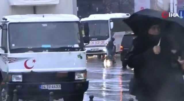 Fırtına ve yağış İstanbul&#039;da vatandaşa zor anlar yaşattı