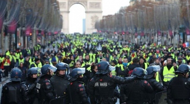 Fransa&#039;daki gösterilerde 8 bin 400 gözaltı