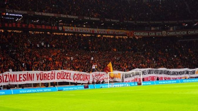 Galatasaray tribünlerinden anlamlı pankartlar