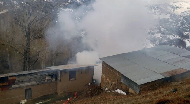 Gümüşhane’de bir evin çatısı alev alev yandı