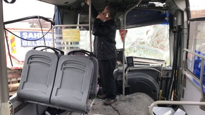 Halk otobüsü ile kamyon çarpıştı: 5 yaralı