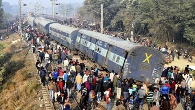 Hindistan&#039;da tren raydan çıktı, çok sayıda ölü var