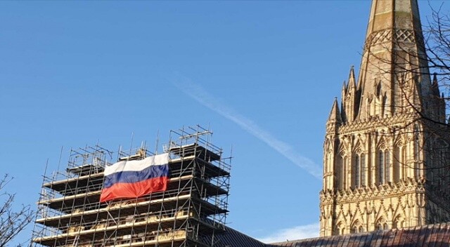 İngiltere-Rusya arasında siyasi kriz: İngiltere&#039;nin en eski katedraline Rus bayrağı asıldı