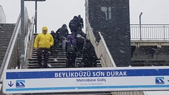İstanbullular dikkat! İl genelinde saat 15.00&#039;ten sonra kar yağışı bekleniyor