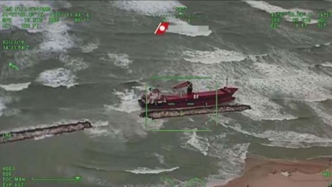 İtalya&#039;da karaya oturan Türk kargo gemisi havadan böyle görüntülendi