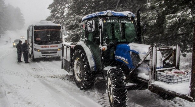 Kar yolları kapattı, Kazdağları&#039;nda onlarca araç mahsur kaldı