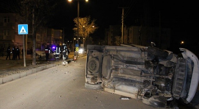 Karaman’da otomobille çarpışan hafif ticari araç devrildi: 2 yaralı