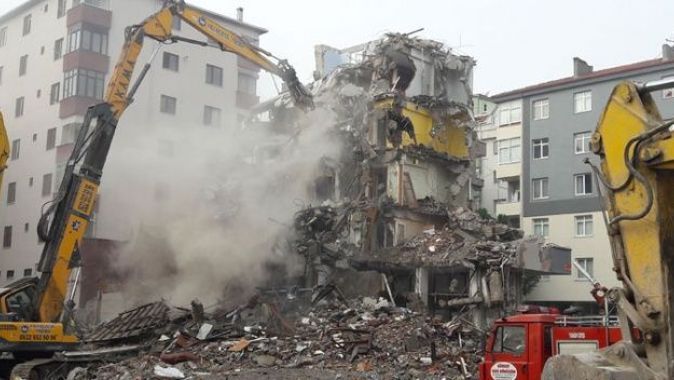 Kartal&#039;da riskli binaların yıkımı devam ediyor
