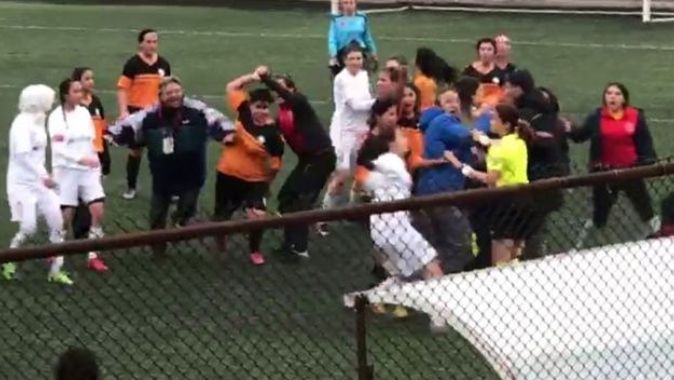Kırmızı kart gören kadın futbolcudan kadın hakeme saldırı