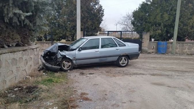 Otomobil duvara çarptı: 1 yaralı
